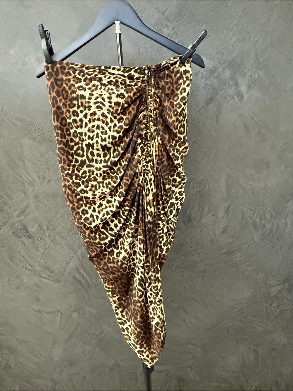 Like new Veronica Beard Aro Skirt in Animal Print with ruching at thigh split